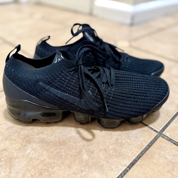 Nike Men's Black VaporMax Sneakers - Picture 1 of 7